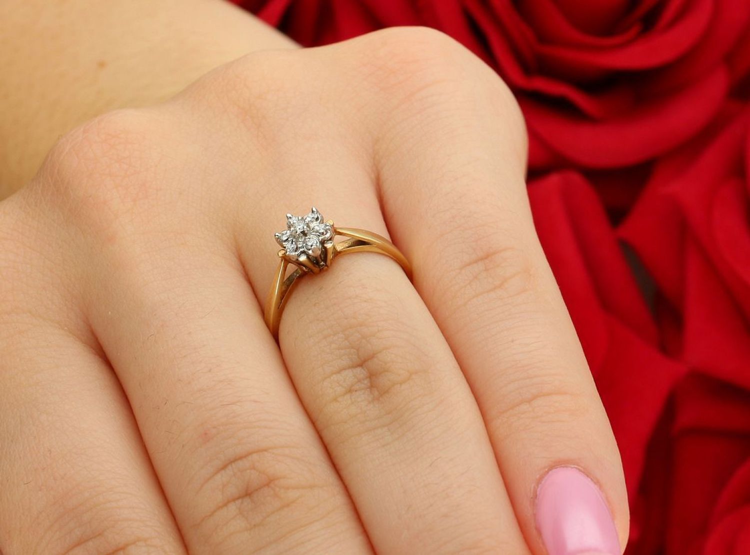 Pierścionek złoty DIAMENT żółte złoto, diamenty, kwiat. Złoto i brylanty to wyjątkowe połączenie, które kobiety wprost uwielbiają. Pierścionek ofiarowany ukochanej kobiecie stanie się 1.jpg